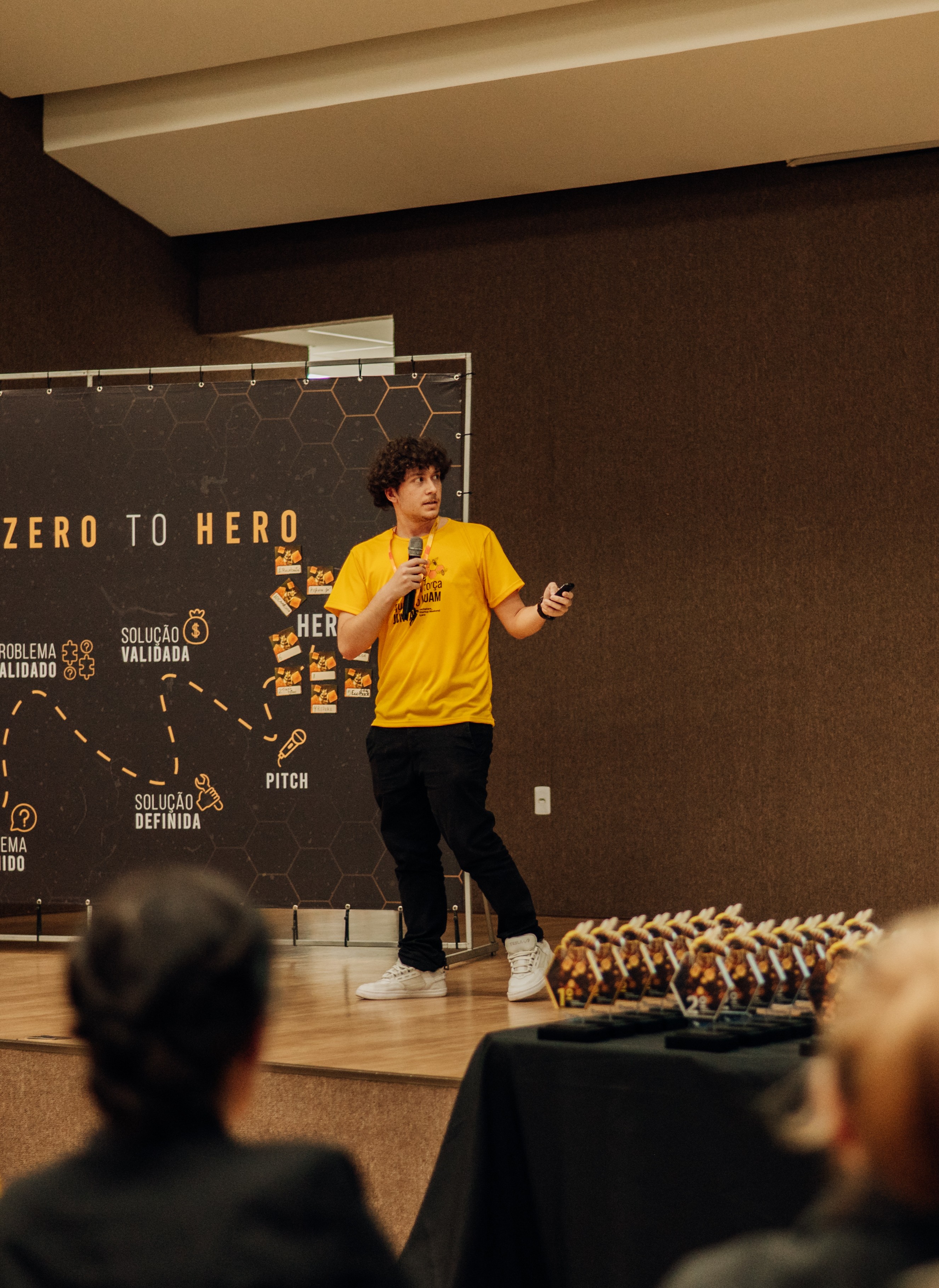 Miguel em um palco fazendo um pitch.